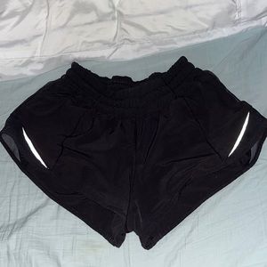 LULULEMON HOTTY HOT SHORTS BLACK 2.5 in SIZE 4